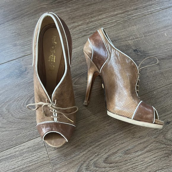 Adorable peep toe 6.5 stills to brown, tan, and off white edge with laces to tie - Picture 1 of 7